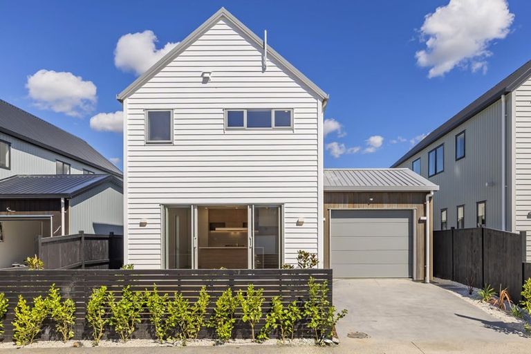 Photo of property in 2 Kartolina Crescent, Kumeu, 0810