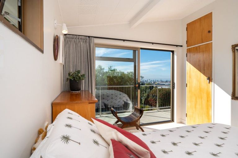 Photo of property in 33 Enfield Road, Hospital Hill, Napier, 4110