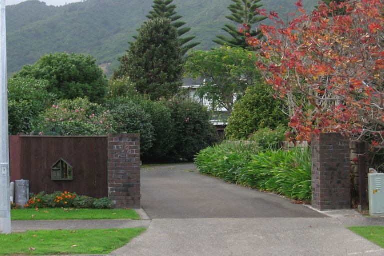 Photo of property in 38 Rewarewa Crescent, Waikanae, 5036