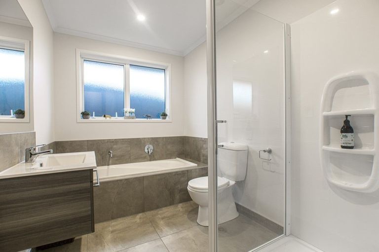 Photo of property in 8 Tahuna Minhinnick Drive, Glenbrook, 2681