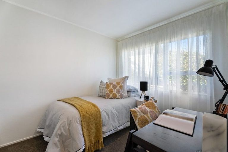 Photo of property in 2/4 Clare Place, Glenfield, Auckland, 0629