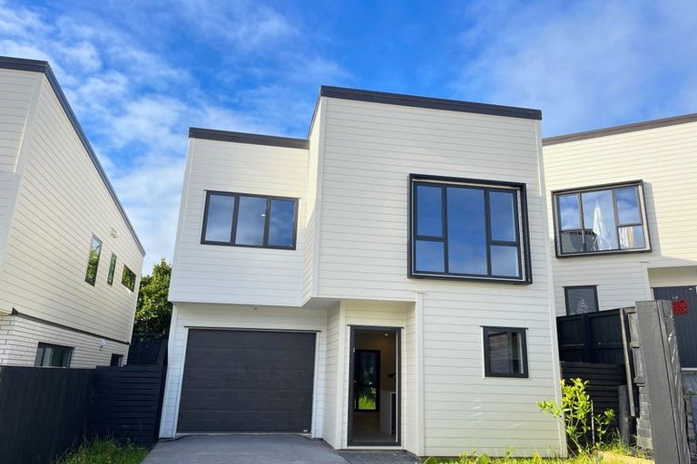 Photo of property in 15 Whiteywood Street, Westgate, Auckland, 0814