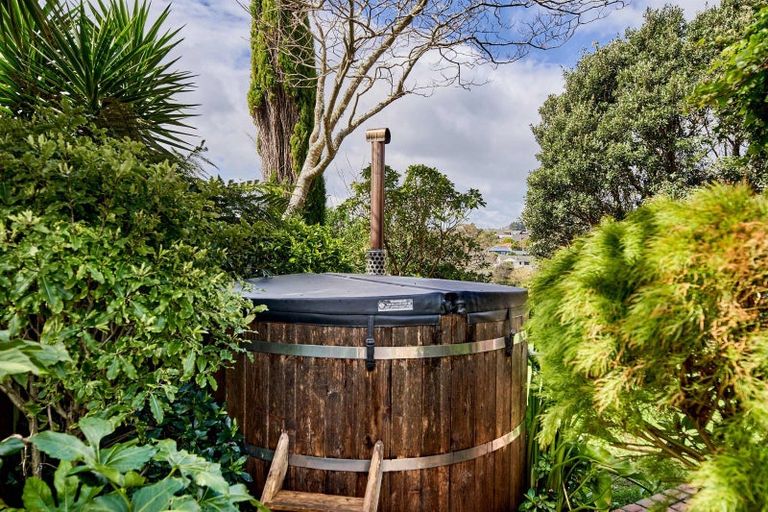 Photo of property in 18 Solander Place, Whitby, Porirua, 5024