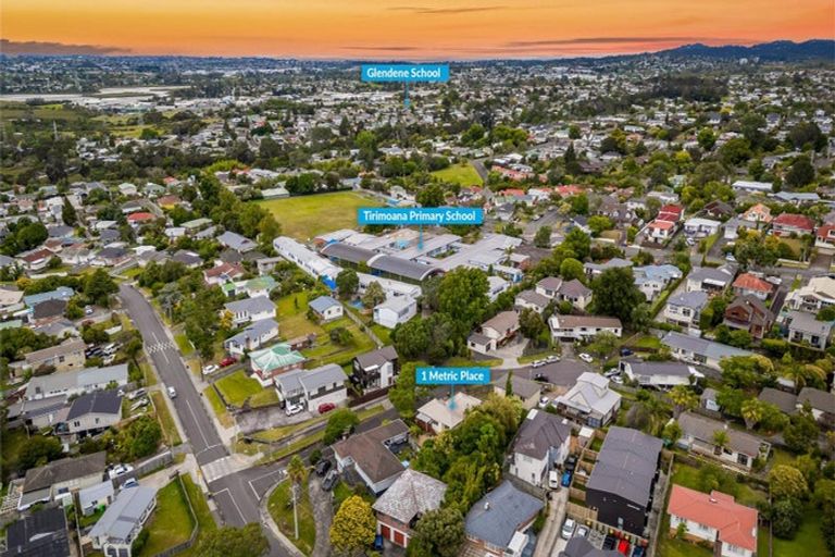 Photo of property in 1 Metric Place, Te Atatu South, Auckland, 0610