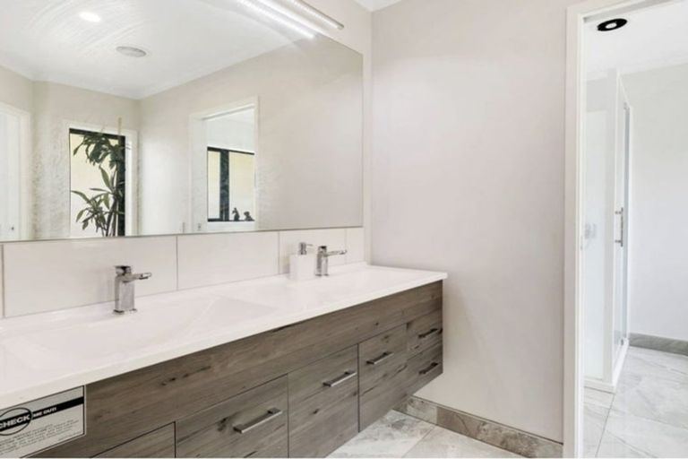 Photo of property in 117 Queen Charlotte Drive, Aotea, Porirua, 5024