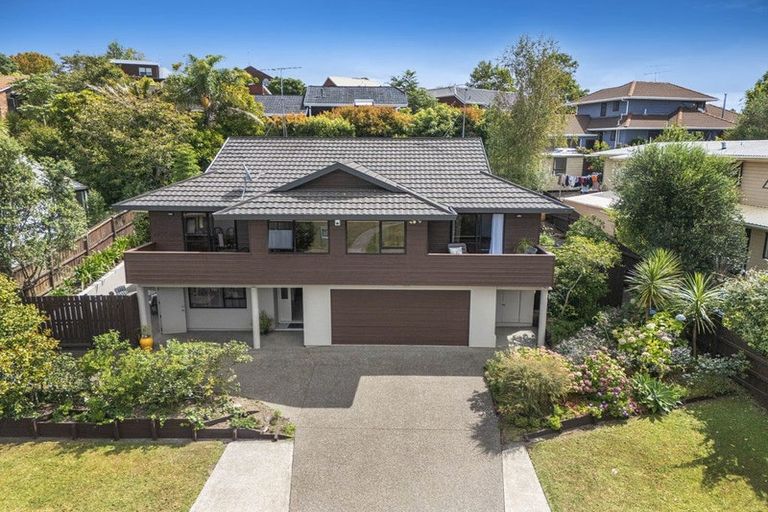 Photo of property in 32 Unsworth Drive, Unsworth Heights, Auckland, 0632