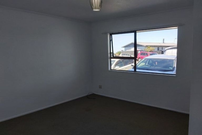 Photo of property in 41a Sunhaven Drive, Newlands, Wellington, 6037
