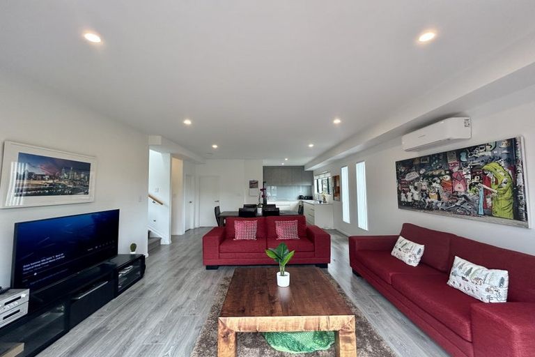 Photo of property in 2/13 Oteha Valley Road, Northcross, Auckland, 0632