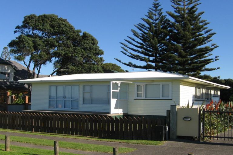 Photo of property in 10 Marine Parade, Orewa, 0931