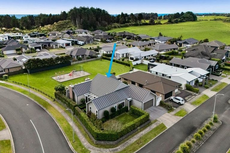 Photo of property in 1 Gleneagles Way, Waiwhakaiho, New Plymouth, 4312