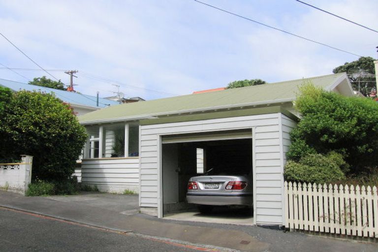 Photo of property in 5 Vennell Street, Brooklyn, Wellington, 6021