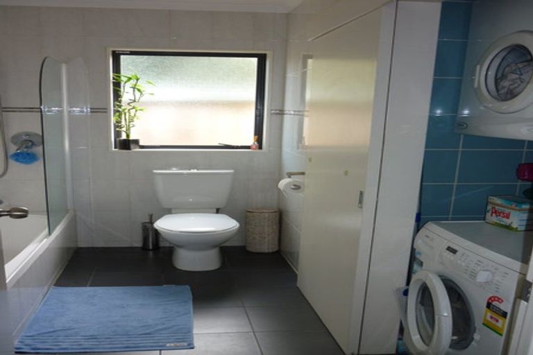 Photo of property in 64a Golf Road, New Lynn, Auckland, 0600