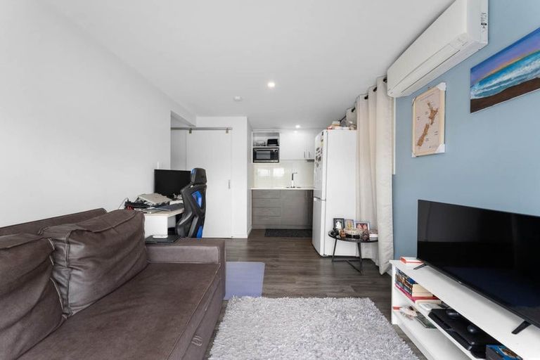 Photo of property in 52 Ayton Drive, Totara Vale, Auckland, 0629