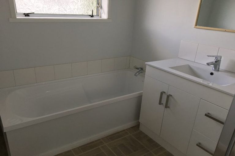 Photo of property in 1/18 Sunnynook Road, Sunnynook, Auckland, 0620