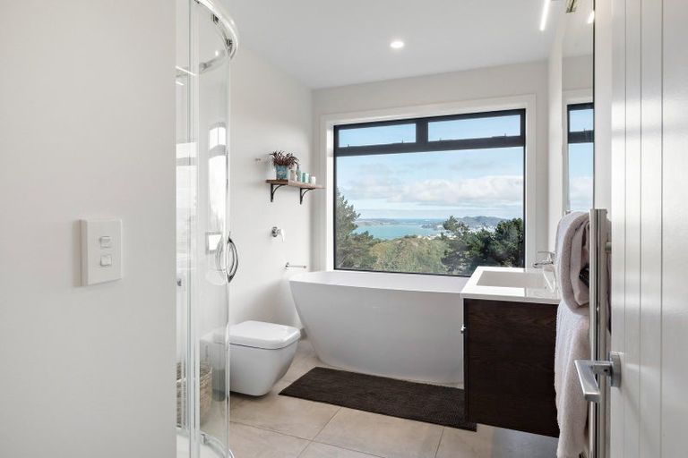 Photo of property in 16 Piper Way, Newlands, Wellington, 6037