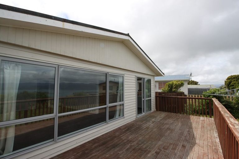 Photo of property in 30 Somes Crescent, Newlands, Wellington, 6037