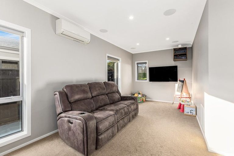 Photo of property in 10 Omaka Place, Aotea, Porirua, 5024