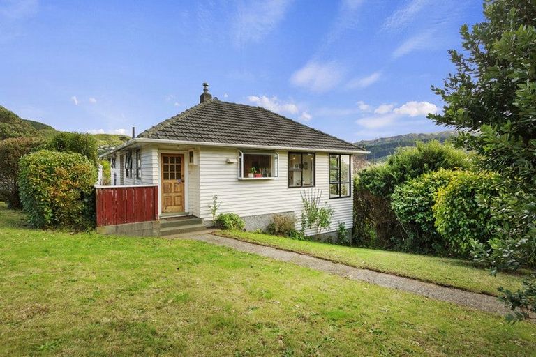 Photo of property in 2 Ryan Grove, Tawa, Wellington, 5028