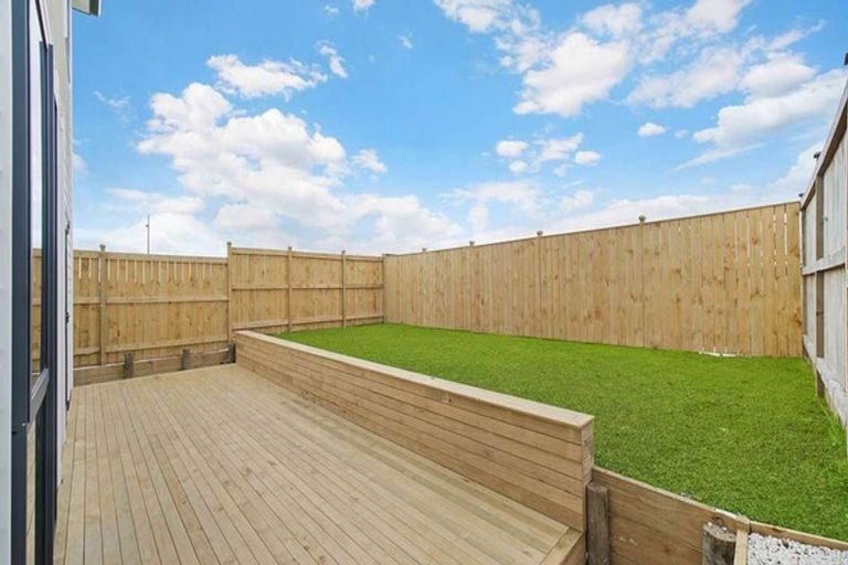 Photo of property in 27 Woven Place, Karaka, Papakura, 2113