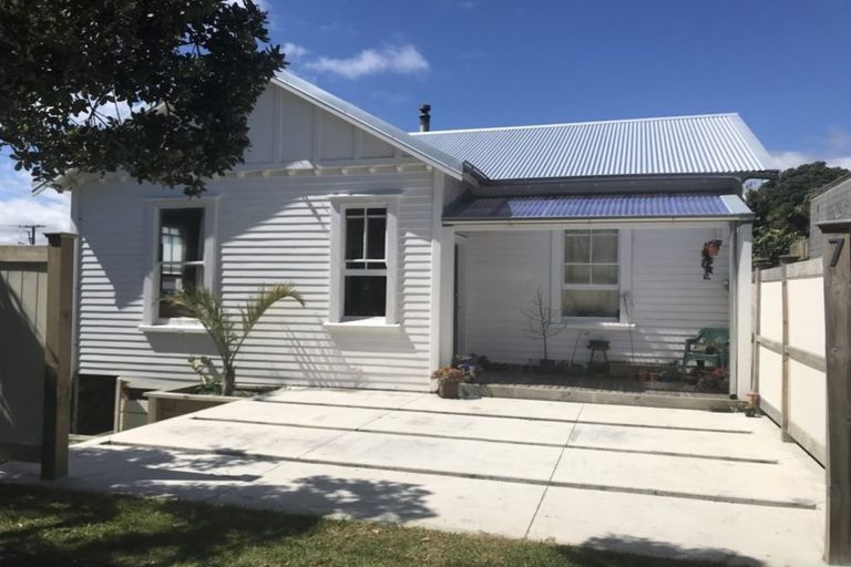 Photo of property in 7 Whiteley Street, Moturoa, New Plymouth, 4310