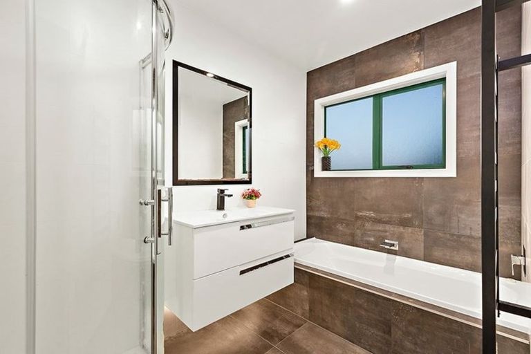 Photo of property in 7 Longview Rise, Massey, Auckland, 0614