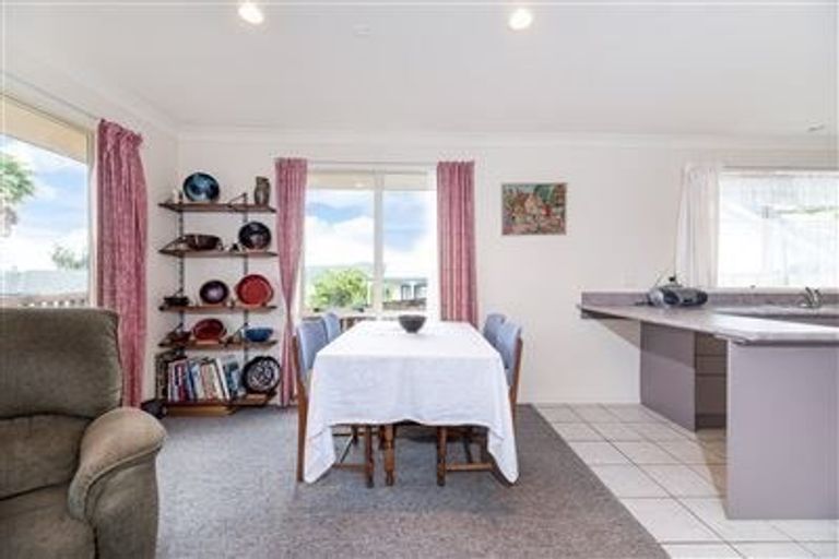 Photo of property in 17 Lasque Place, Glen Eden, Auckland, 0602