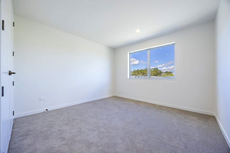 Photo of property in 2 Kartolina Crescent, Kumeu, 0810