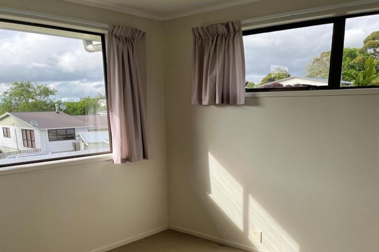 Photo of property in 8 Louise Place, West Harbour, Auckland, 0618