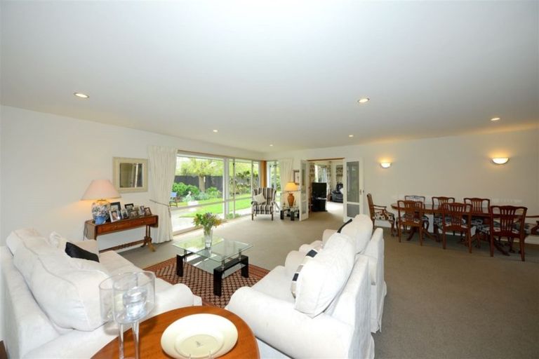 Photo of property in 16 Huntingdon Place, Avonhead, Christchurch, 8042