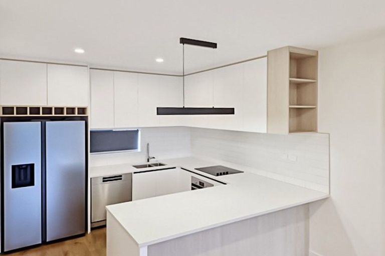 Photo of property in 10 Kuaha Road, Massey, Auckland, 0614