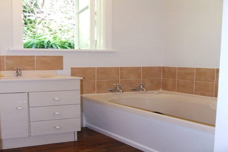 Photo of property in 4 Royston Way, Newlands, Wellington, 6037