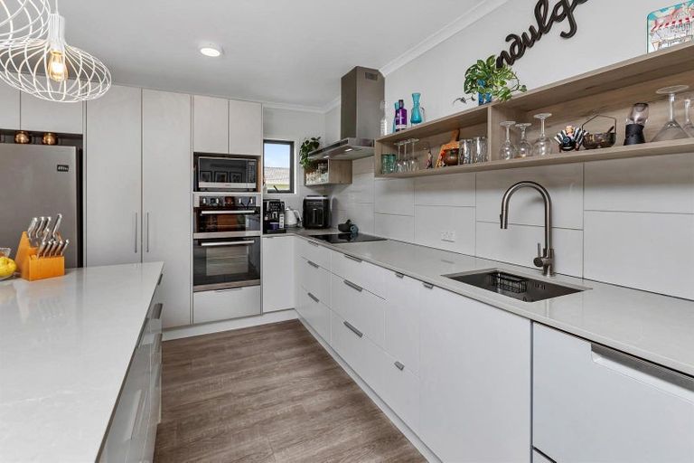 Photo of property in 1 Ishtar Place, One Tree Point, 0118