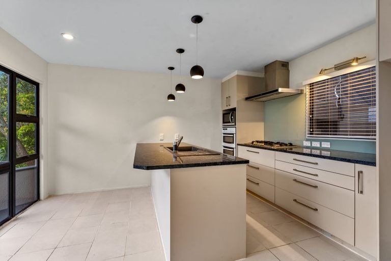 Photo of property in 2/102 Queen Street, Northcote Point, Auckland, 0627