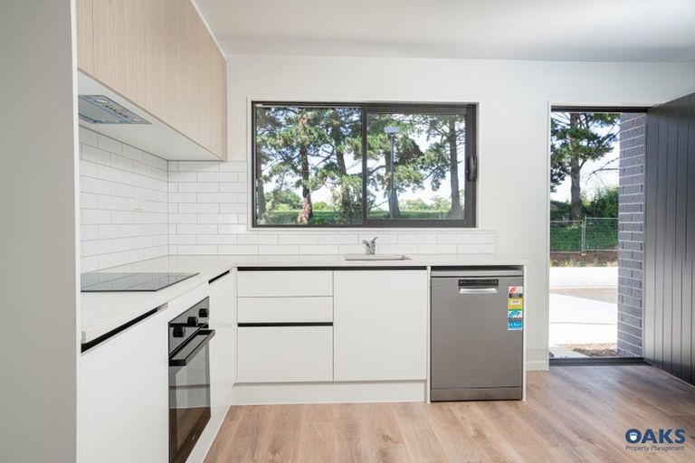 Photo of property in 2 Mikoikoi Crescent, Mangere Bridge, Auckland, 2022