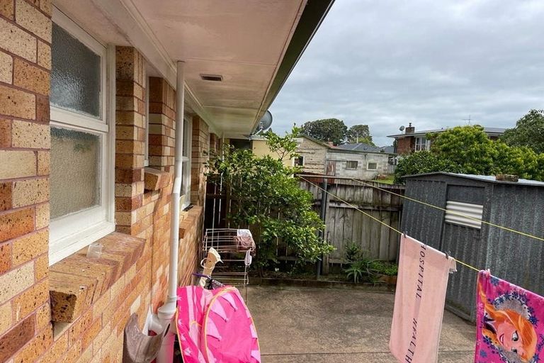 Photo of property in 2/15 Waterview Road West, Takanini, 2112