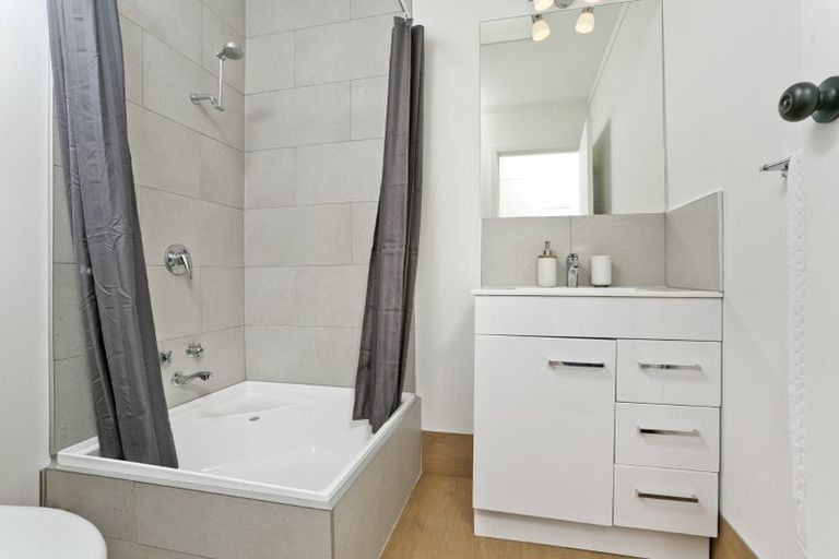 Photo of property in 2/13a Eskdale Road, Birkdale, Auckland, 0626