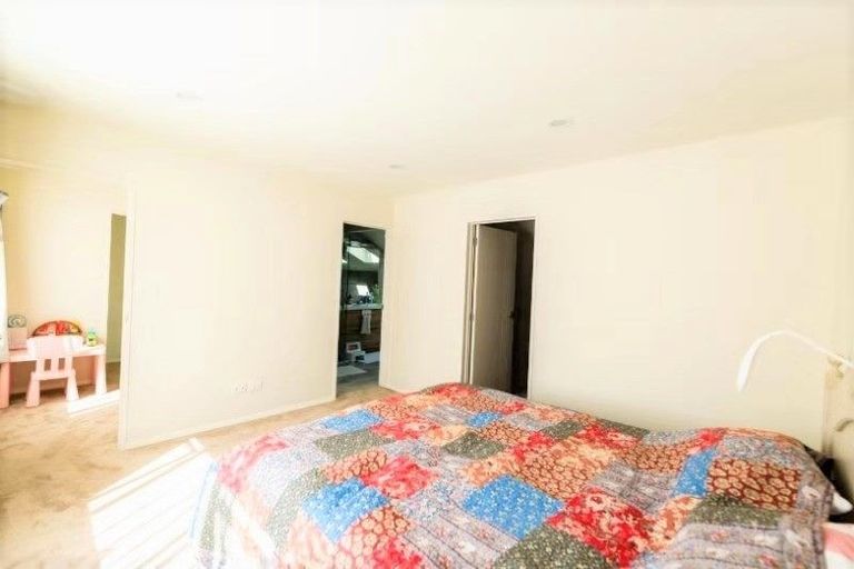 Photo of property in 6a Hiwihau Place, Glenfield, Auckland, 0629