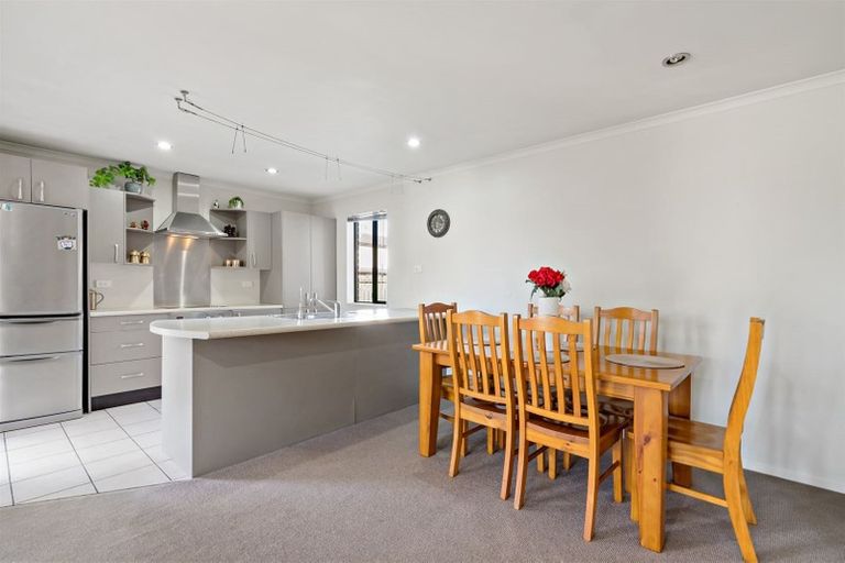 Photo of property in 28a Manuroa Road, Takanini, 2112