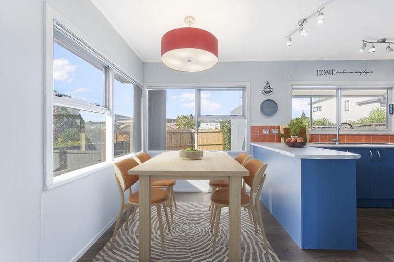 Photo of property in 25 Kingdale Road, Henderson, Auckland, 0610
