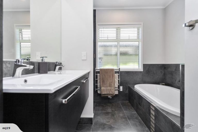 Photo of property in 32 Queen Street, Cambridge, 3434