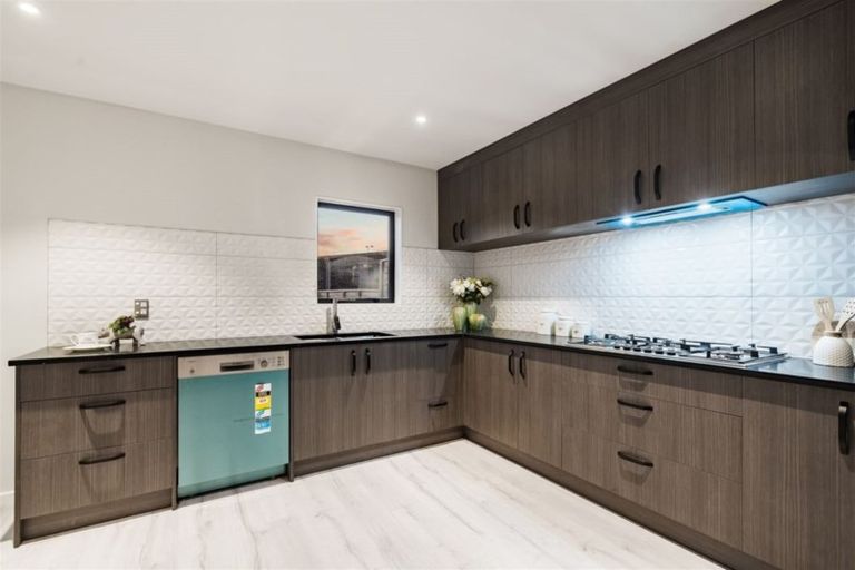Photo of property in 44 Bordeaux Parade, Te Atatu South, Auckland, 0610