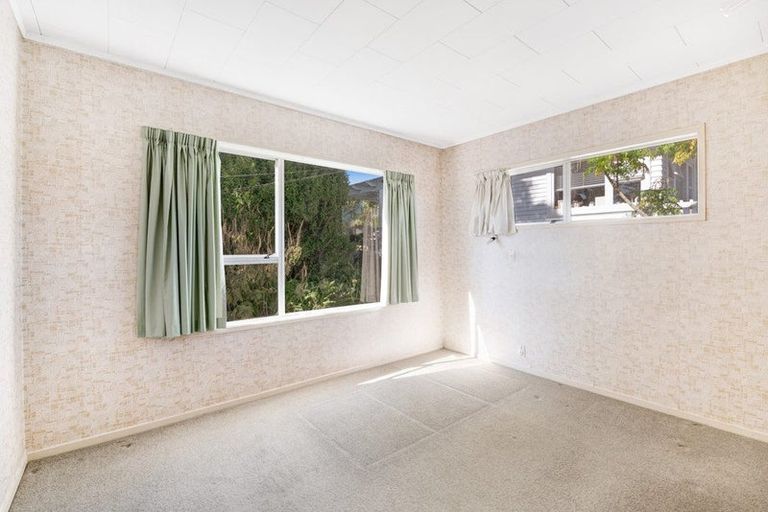 Photo of property in 16 Pohutukawa Avenue, Red Beach, 0932