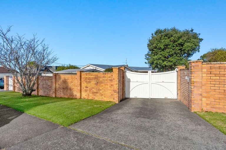 Photo of property in 99 Aberdeen Road, Castor Bay, Auckland, 0620