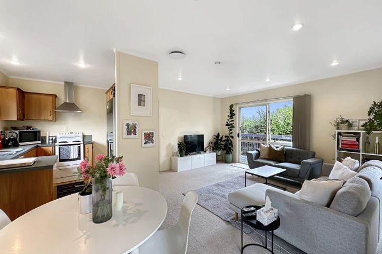 Photo of property in 2/49 Strid Road, Te Atatu South, Auckland, 0610