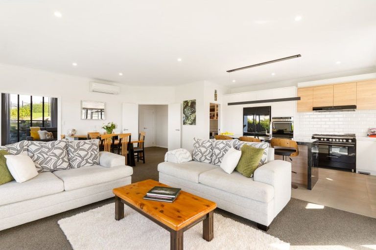 Photo of property in 69 Maka Terrace, Orewa, 0931