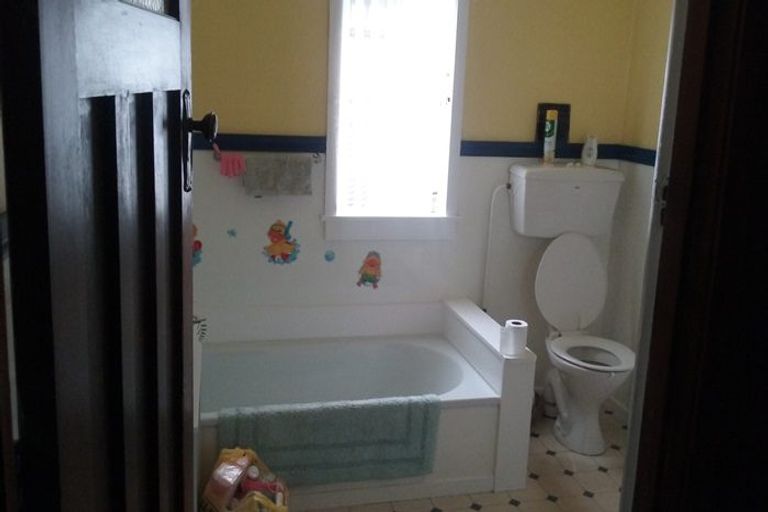 Photo of property in 17 Shamrock Street, Takaro, Palmerston North, 4412