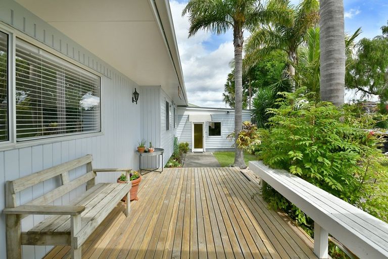 Photo of property in 18 Walton Street, Red Beach, 0932