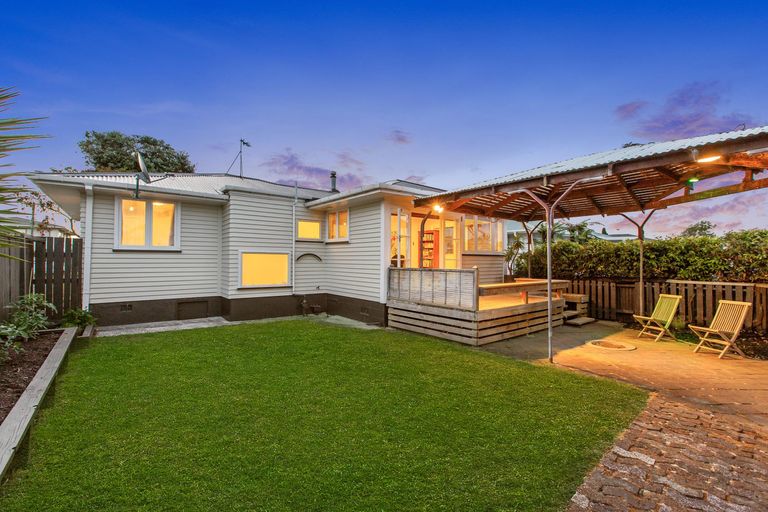 Photo of property in 29 Hill Crescent, New Lynn, Auckland, 0600