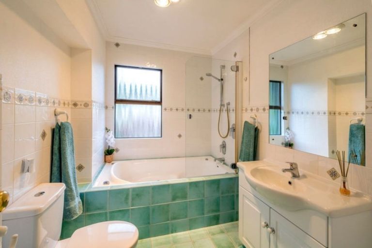 Photo of property in 4a Rewarewa Crescent, Waikanae, 5036