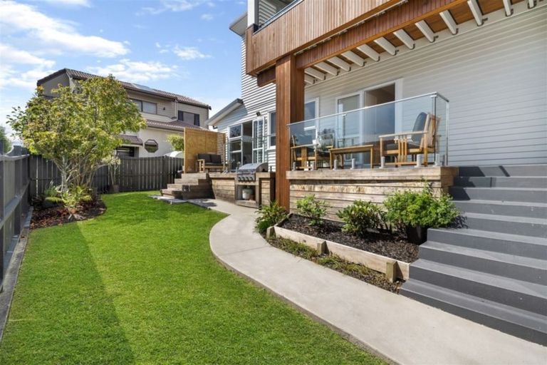Photo of property in 2/9 Folkestone Street, Murrays Bay, Auckland, 0630